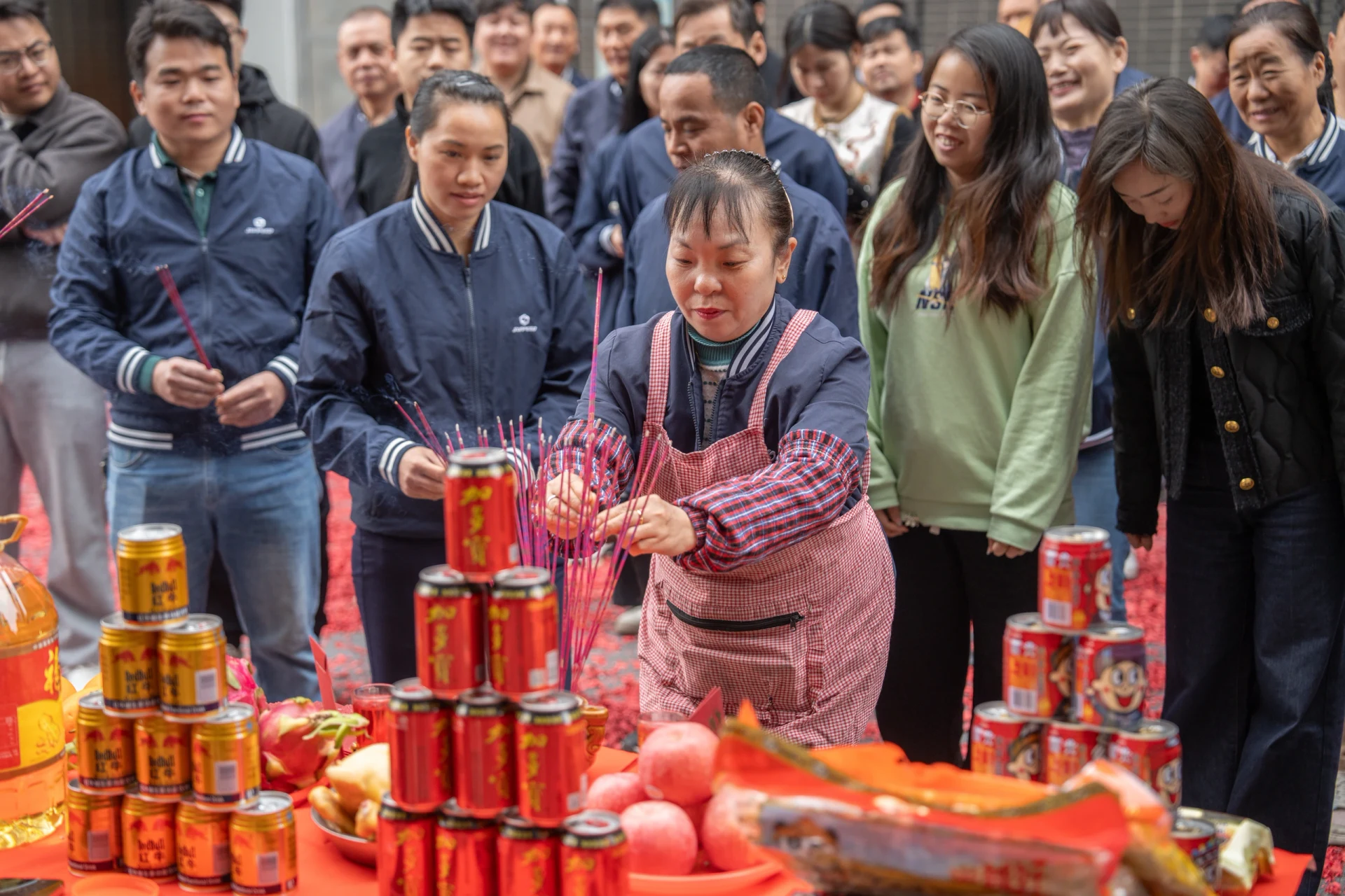 仪式现场围在供桌前的参与者