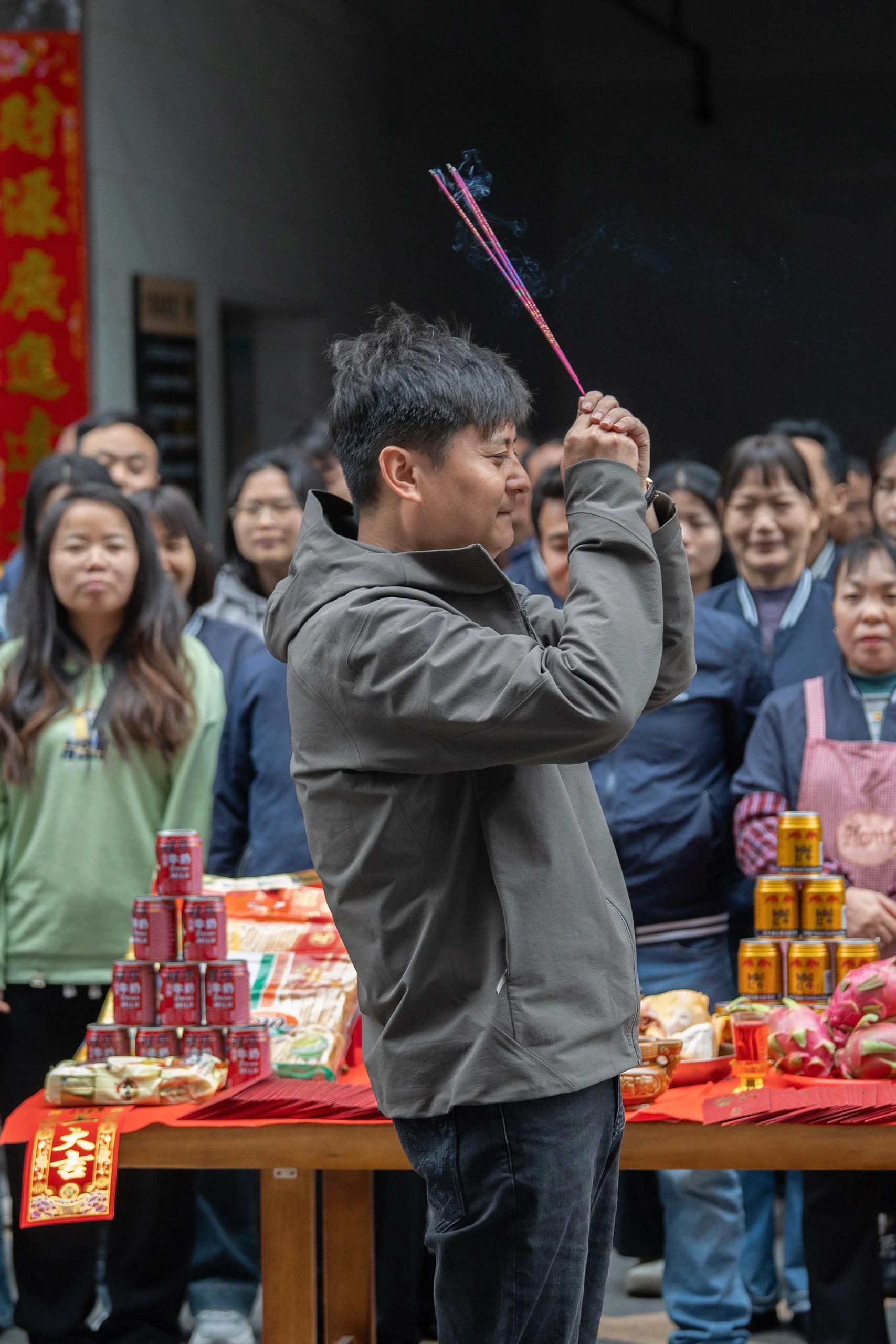 活动仪式上持香的人物与现场观众