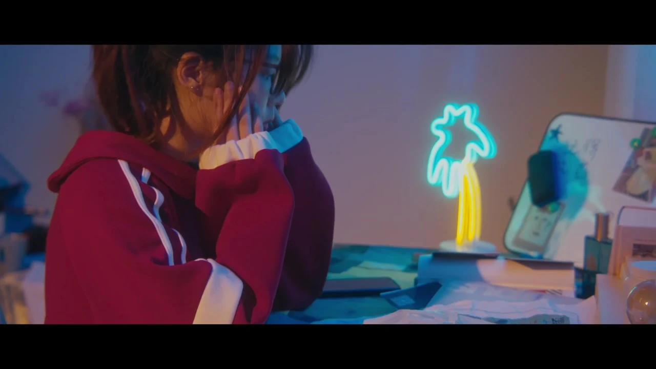 2021—2022 影像作品集片中画面，舞台灯光中的鼓手