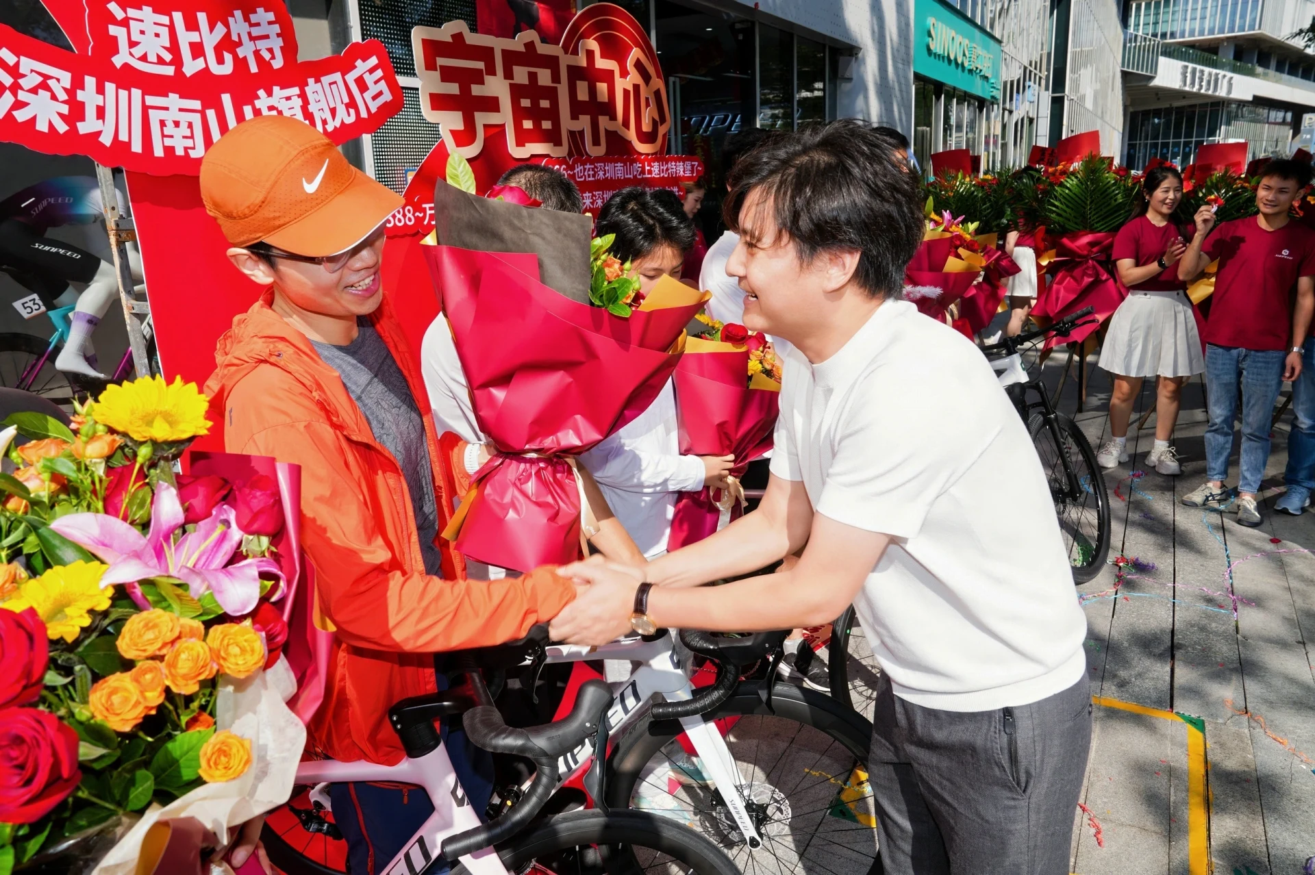 门店活动现场的自行车与参与者互动