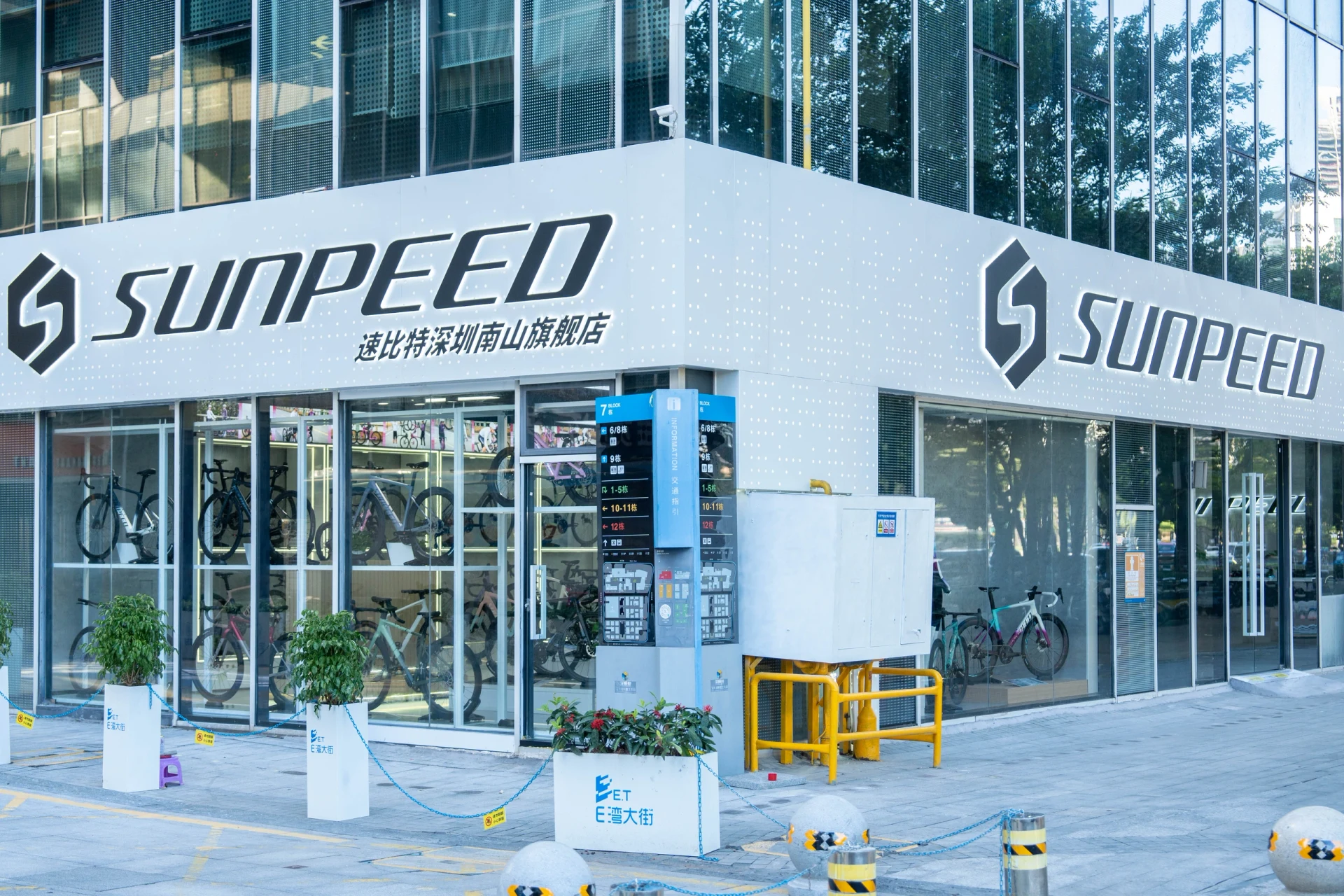 自行车门店入口与建筑转角的空间画面
