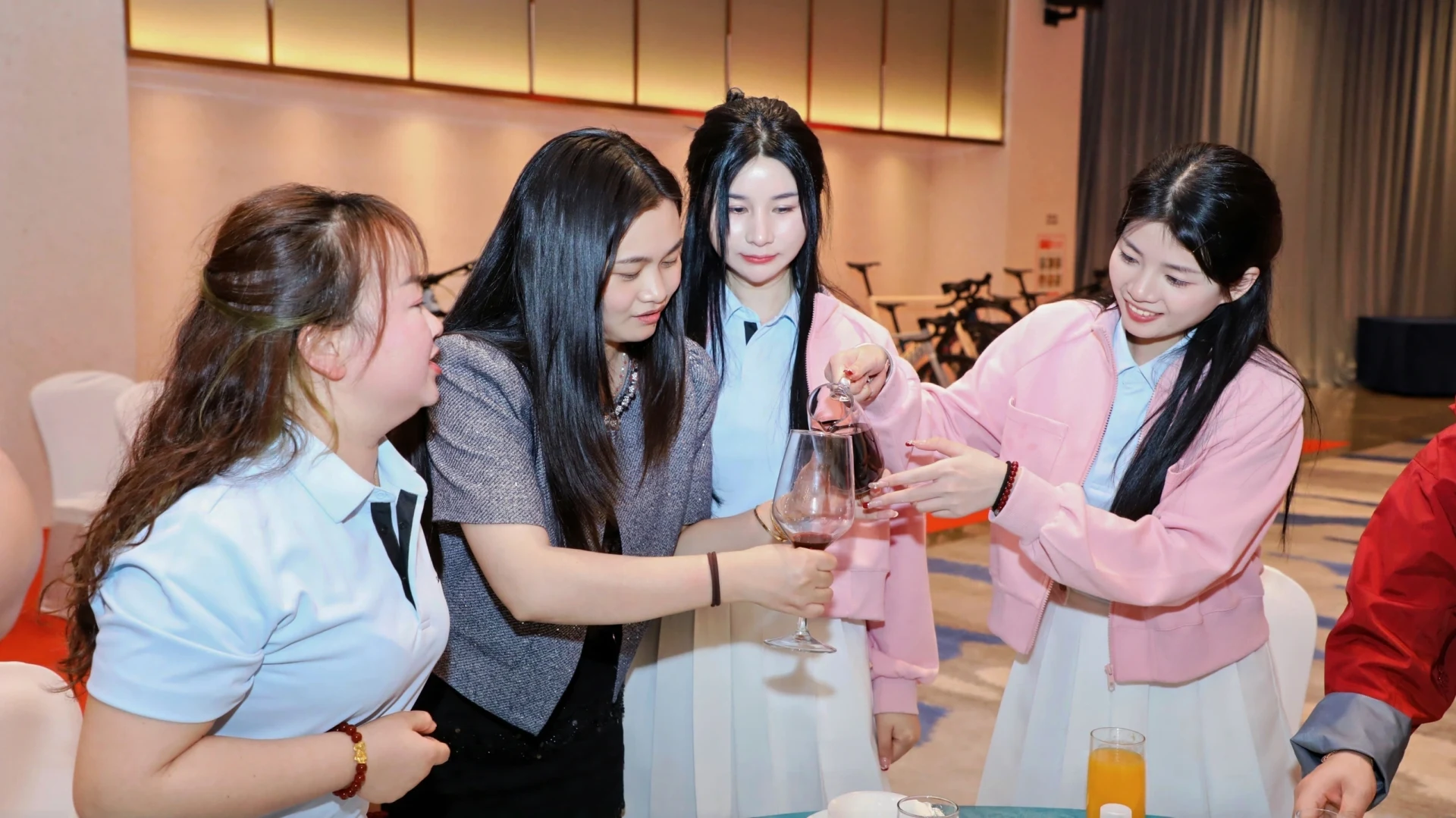 聚会中围桌举杯的参与者