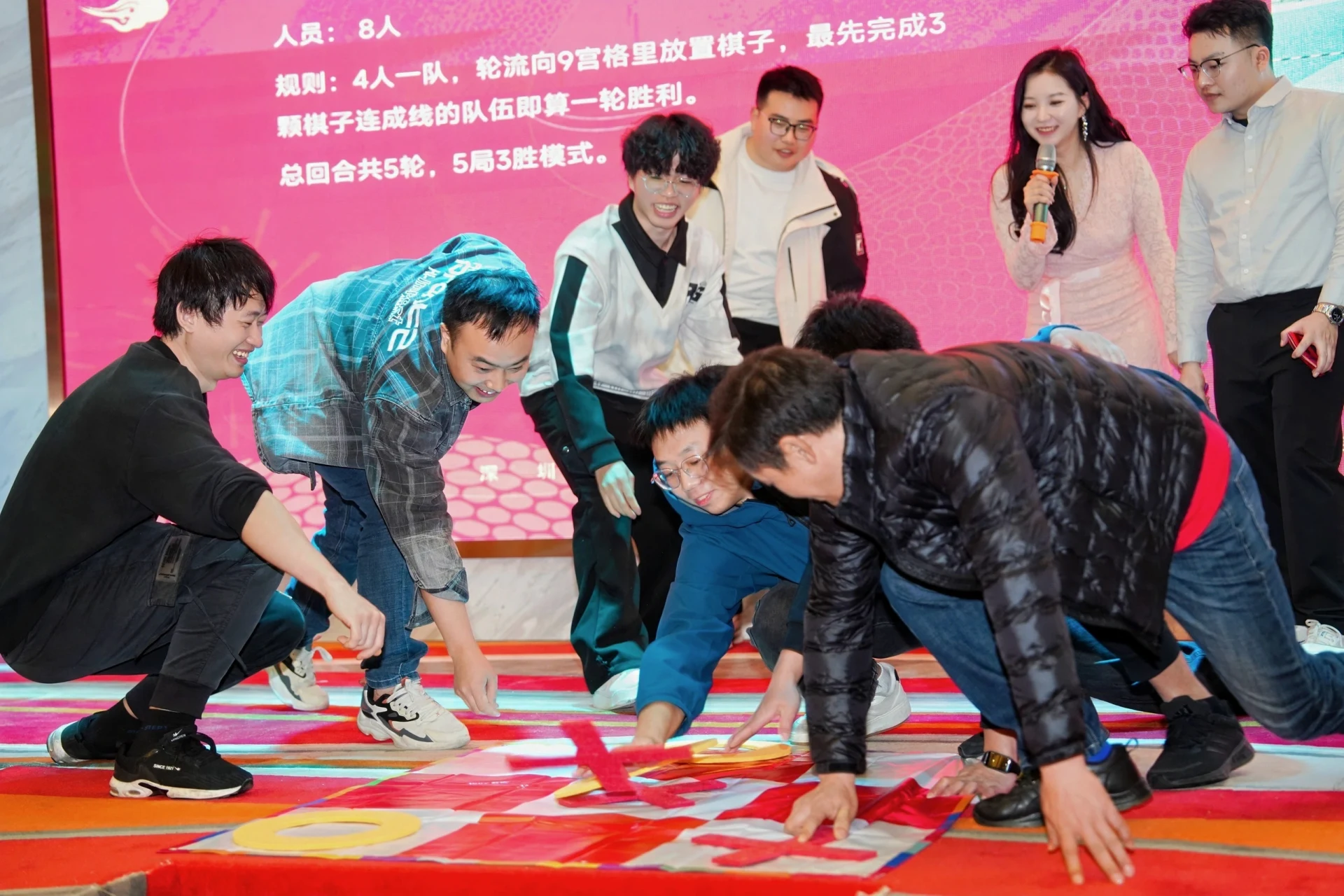 舞台上参与团队互动游戏的人物